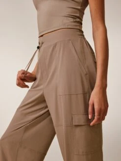 Ashe Cargo Pant -Greyson Clothiers Shop LSP24B43 713 1982 DETAIL